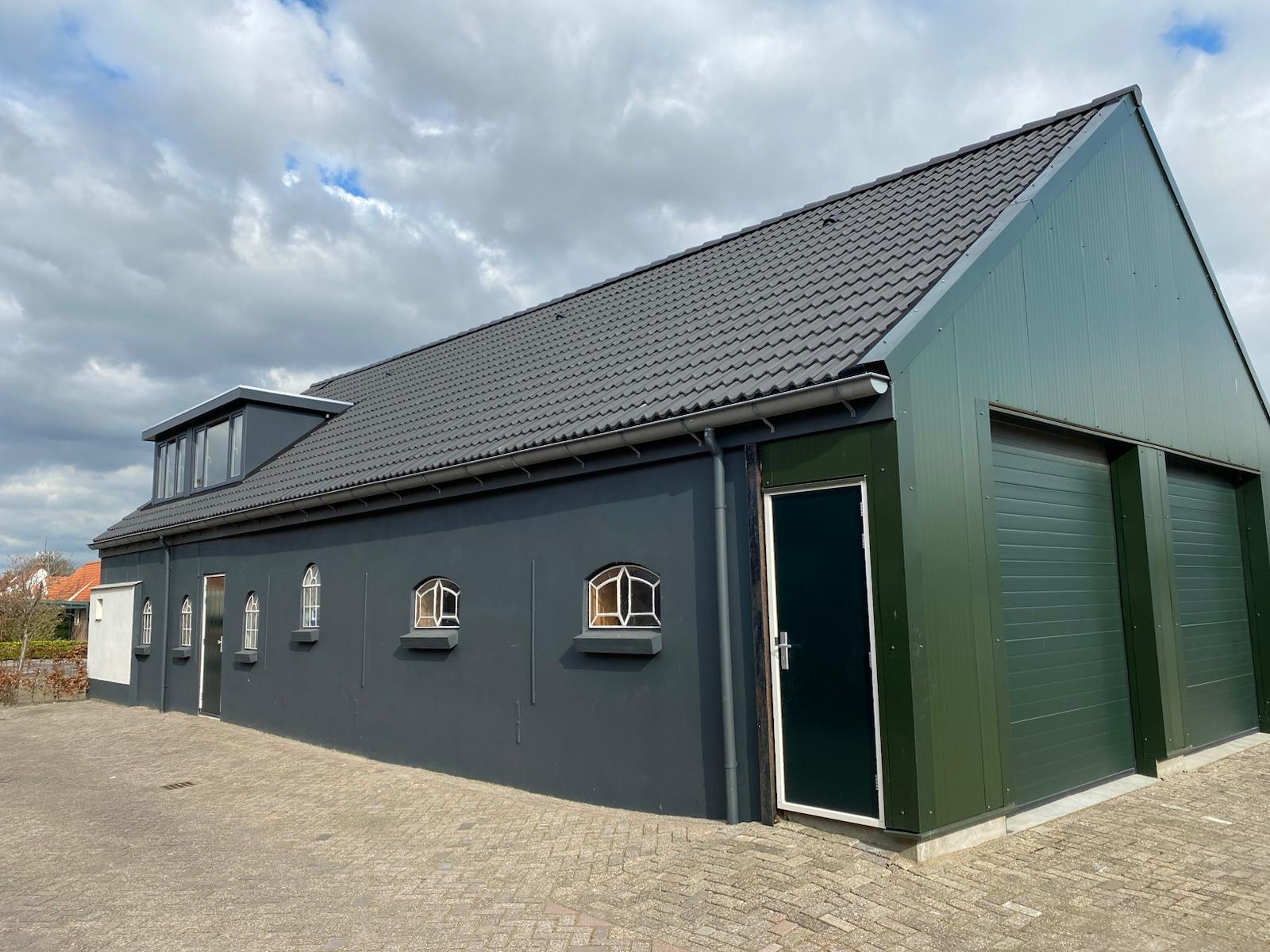 Gerenoveerd pand met nieuw dak, gevelafwerking en bijgebouw